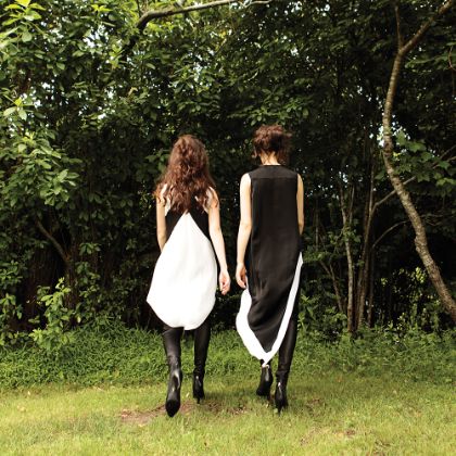 /steinway.com-americas/news/features/Naughton-Sisters-Playing-Double