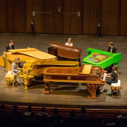 /steinway.com-americas/news/news-clippings/5-browns-for-5-art-case-steinways