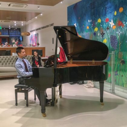 /bostonpianos/features/the-boston-chronicle/summer-2019/gathering-around-the-boston-grand-is-a-new-tradition-at-family-house