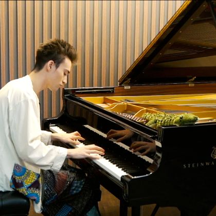 /steinway.com-americas/music-and-artists/featured/steinway-artist-jacob-collier-little-blue