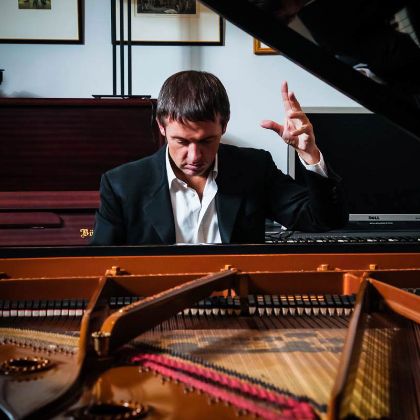 /steinway.com-americas/soundboard/soundboard-simon-mulligan